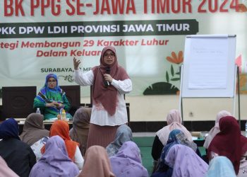 Ketua DPP LDII Departemen Pemberdayaan Perempuan dan Kesejahteraan Keluarga (PPKK) Siti Nurannisa menjadi salah satu narasumber workshop strategi membagun 29 karakter luhur di dalam keluarga, yang diselenggarakan DPW LDII Jatim, di Ponpes Sabilurrosyidin Surabaya, Sabtu (18/5). Dok: LINES.