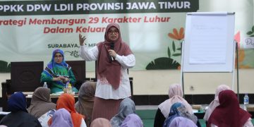 Ketua DPP LDII Departemen Pemberdayaan Perempuan dan Kesejahteraan Keluarga (PPKK) Siti Nurannisa menjadi salah satu narasumber workshop strategi membagun 29 karakter luhur di dalam keluarga, yang diselenggarakan DPW LDII Jatim, di Ponpes Sabilurrosyidin Surabaya, Sabtu (18/5). Dok: LINES.
