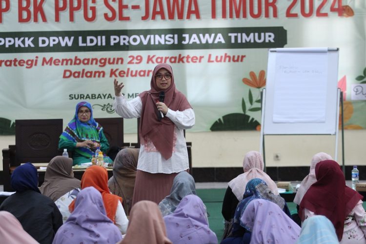 Ketua DPP LDII Departemen Pemberdayaan Perempuan dan Kesejahteraan Keluarga (PPKK) Siti Nurannisa menjadi salah satu narasumber workshop strategi membagun 29 karakter luhur di dalam keluarga, yang diselenggarakan DPW LDII Jatim, di Ponpes Sabilurrosyidin Surabaya, Sabtu (18/5). Dok: LINES.