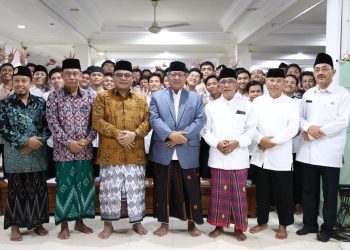 Ketua MUI Jawa Timur KH Ahsanul Haq (tengah) bersama para santri didampingi Pengurus DPW LDII Jatim dan Pengasuh Ponpes Al Ubaidah Kertosono, Nganjuk, Selasa (14/5). Dok: LINES.