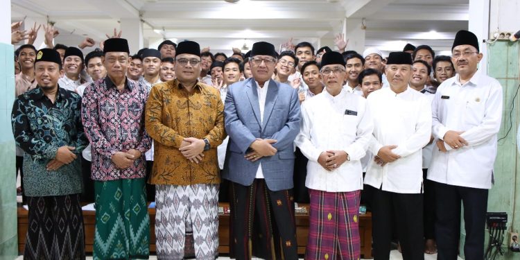 Ketua MUI Jawa Timur KH Ahsanul Haq (tengah) bersama para santri didampingi Pengurus DPW LDII Jatim dan Pengasuh Ponpes Al Ubaidah Kertosono, Nganjuk, Selasa (14/5). Dok: LINES.