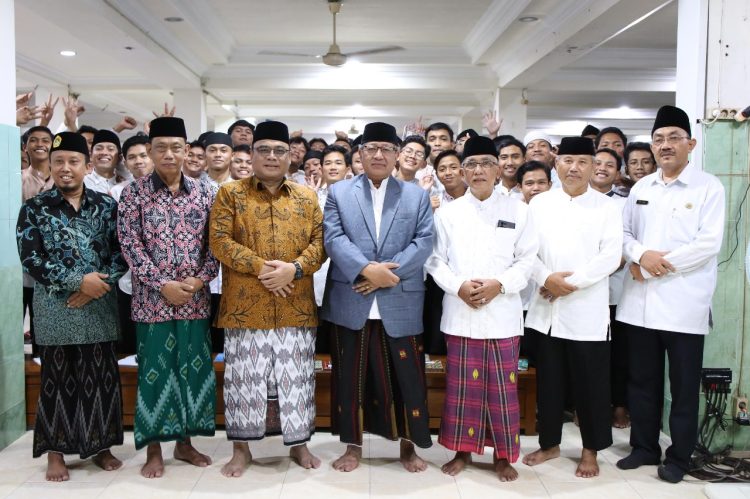 Ketua MUI Jawa Timur KH Ahsanul Haq (tengah) bersama para santri didampingi Pengurus DPW LDII Jatim dan Pengasuh Ponpes Al Ubaidah Kertosono, Nganjuk, Selasa (14/5). Dok: LINES.