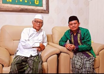 Peneliti Nahdlatul Ulama (NU) Ahmad Ali MD (kanan) bersama Ketum MUI Pusat KH Anwar Iskandar di Pondok Pesantren Al Amien Kediri Jawa Timur, Jumat (24/5). Dok: LINES.