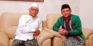 Peneliti Nahdlatul Ulama (NU) Ahmad Ali MD (kanan) bersama Ketum MUI Pusat KH Anwar Iskandar di Pondok Pesantren Al Amien Kediri Jawa Timur, Jumat (24/5). Dok: LINES.