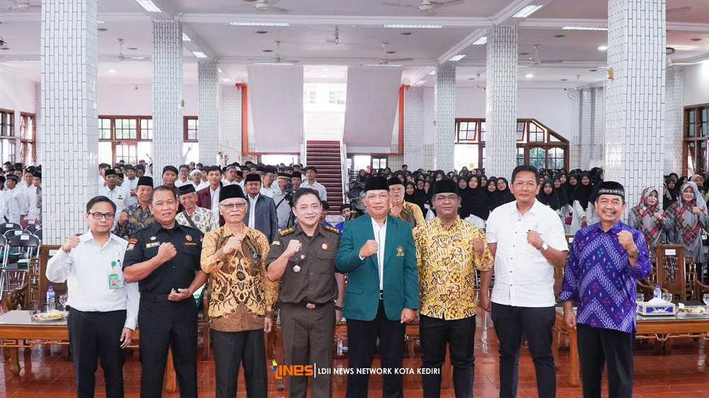 Ketua Ponpes Wali Barokah KH Sunarto bersama Ketua DPD LDII Kota Kediri Agung Riyanto, berfoto dengan para narasumber dan santri seusai penyuluhan hukum. Dok: LINES.