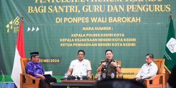 Ponpes Wali Barokah dan LDII Kota Kediri menggelar Penyuluhan Hukum Terpadu kepada ratusan santri, guru dan pengurus Ponpes Wali Barokah, Kediri, Rabu (22/5). Dok: LINES.