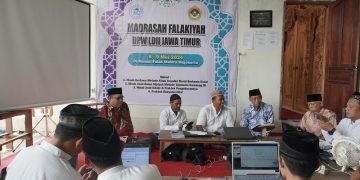 Ketua DPW LDII Jawa Timur KH Moch Amrodji Konawi beserta jajaran mengamati proses belajar di Rumah Falak Markaz Hisab Rukyat (MAHIRA) Mojokerto, pada Rabu (8/5). Dok: LINES.