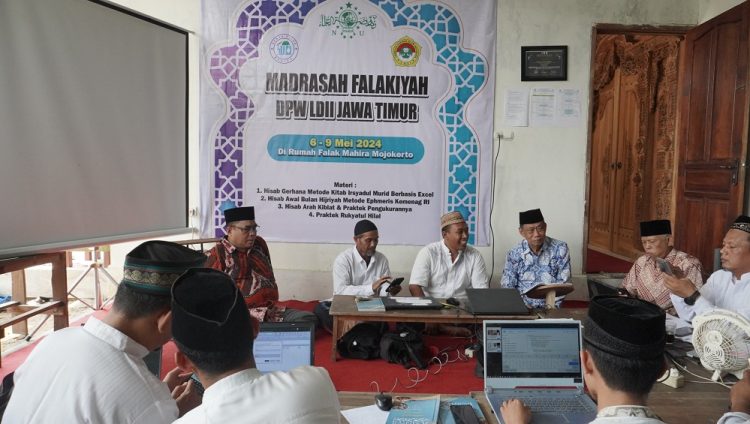 Ketua DPW LDII Jawa Timur KH Moch Amrodji Konawi beserta jajaran mengamati proses belajar di Rumah Falak Markaz Hisab Rukyat (MAHIRA) Mojokerto, pada Rabu (8/5). Dok: LINES.