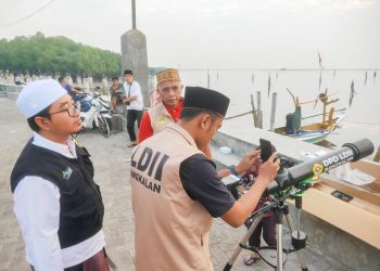 LDII bersama Kemenag Bangkalan melakukan pengamatan hilal awal Zulhijah 1445 H di Pantai Gebang, Bangkalan, pada Jumat (7/6) sore. Dok: LINES.