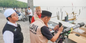 LDII bersama Kemenag Bangkalan melakukan pengamatan hilal awal Zulhijah 1445 H di Pantai Gebang, Bangkalan, pada Jumat (7/6) sore. Dok: LINES.