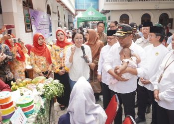 Menko PMK RI Muhadjir Effendy meninjau upaya pencegahan stunting di Posyandu As-Syifa Ponpes Al Ubaidah Kertosono, Nganjuk, Sabtu (15/6). Dok: LINES.