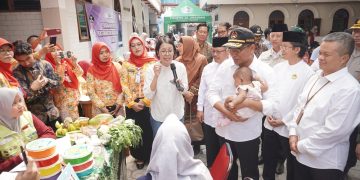 Menko PMK RI Muhadjir Effendy meninjau upaya pencegahan stunting di Posyandu As-Syifa Ponpes Al Ubaidah Kertosono, Nganjuk, Sabtu (15/6). Dok: LINES.