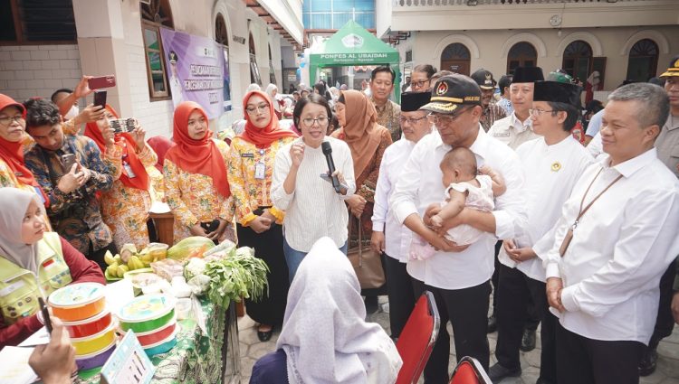 Menko PMK RI Muhadjir Effendy meninjau upaya pencegahan stunting di Posyandu As-Syifa Ponpes Al Ubaidah Kertosono, Nganjuk, Sabtu (15/6). Dok: LINES.