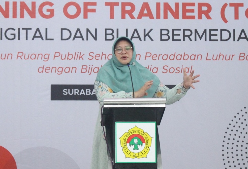 Kepala Diskominfo Jawa Timur, Sherlita Ratna Dewi Agustin saat memberi pembekalan peserta pelatihan Literasi Digital dan Bijak Bermedia Sosial yang diselenggarakan DPW LDII Jatim. Dok: LINES.