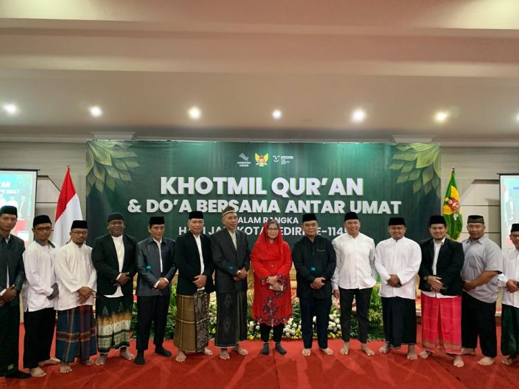 Pemerintah Kota (Pemkot) Kediri menggelar Khotmil Quran dan Doa Bersama. Kegiatan tersebut dihadiri Ormas Islam dan antarumat beragama, di Ruang Jayabaya Pemkot Kediri, pada Rabu (12/6). Dok: LINES.