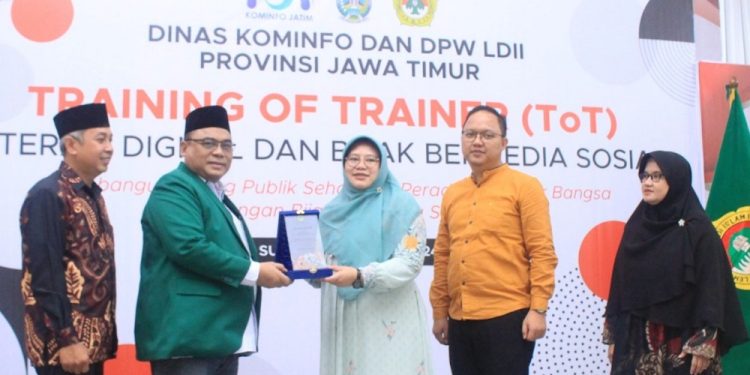DPW LDII Jawa Timur bekerjasama Dinas Komunikasi dan Informatika (Diskominfo) Jatim menggelar pelatihan Literasi Digital dan Bijak Bermedia Sosial, Sabtu (29/6) di aula Ponpes Sabilurosyidin Annur, Gayungan Surabaya. Dok: LINES.
