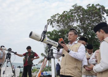 Tim Rukyatul Hilal LDII Jawa Timur memantau hilal awal Zulhijah 1445 H di Markaz Tanjung Kodok, Lamongan, Jumat (7/6). Dok: LINES.