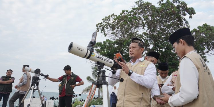 Tim Rukyatul Hilal LDII Jawa Timur memantau hilal awal Zulhijah 1445 H di Markaz Tanjung Kodok, Lamongan, Jumat (7/6). Dok: LINES.