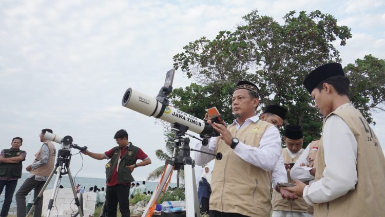 Tim Rukyatul Hilal LDII Jawa Timur memantau hilal awal Zulhijah 1445 H di Markaz Tanjung Kodok, Lamongan, Jumat (7/6). Dok: LINES.