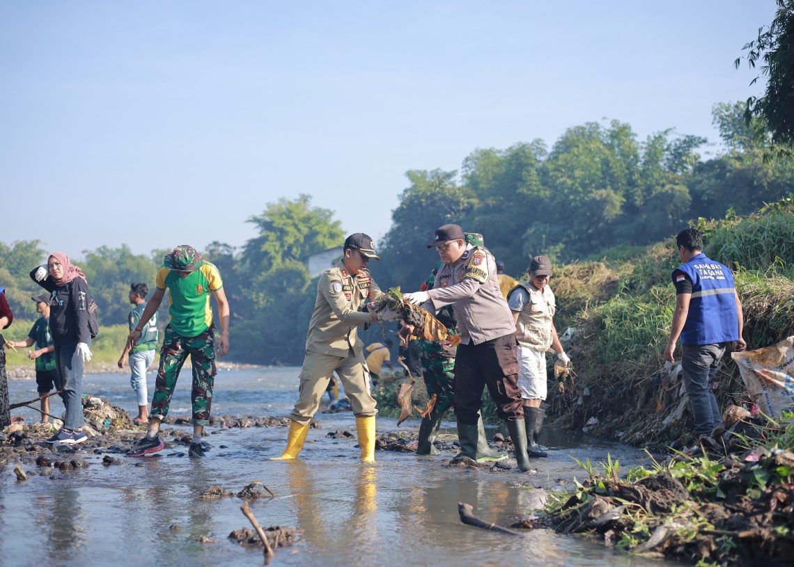 Aksi relawan lingkungan, bersih-bersih sungai Bedadung, Kecamatan Kaliwates Dok: LINES.