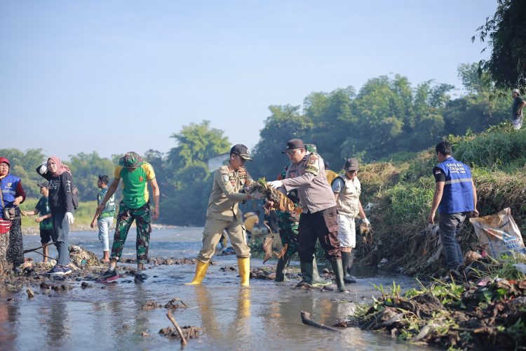 Bupati Jember Lakukan Aksi Peduli Lingkungan Bersih-Bersih Sungai Bersama Ratusan Relawan