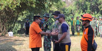 Bupati Jember Hendy Siswanto menyerahkan bibit pohon pada relawan, sebelum melakukan aksi peduli lingkungan bersih-bersih sungai Bedadung, Kecamatan Kaliwates, pada Sabtu (20/7). Dok: LINES.