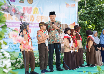 Bupati Lamongan Yuhronur Efendi yang juga menjabat Kamabicab Gerakan Pramuka Lamongan, membuka Festival Anak SAKO SPN dan Bazar Pemuda LDII, Sabtu (13/7). Dok: LINES.