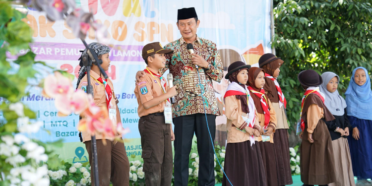 Bupati Lamongan Yuhronur Efendi yang juga menjabat Kamabicab Gerakan Pramuka Lamongan, membuka Festival Anak SAKO SPN dan Bazar Pemuda LDII, Sabtu (13/7). Dok: LINES.