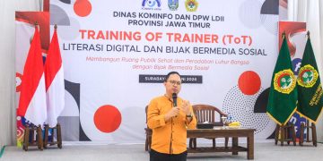 Ketua Tim Kerja Kemitraan Komunikasi Publik Kominfo Jatim Eko Setiawan mengisi materi didepan para Pemuda LDII pada kegiatan TOT Literasi Digital dan Bijak Bermedia Sosial di Aula Ponpes Sabilurrosyidin Annur, Gayungan, Surabaya, Sabtu (29/6).