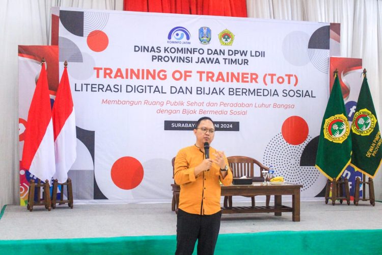Ketua Tim Kerja Kemitraan Komunikasi Publik Kominfo Jatim Eko Setiawan mengisi materi didepan para Pemuda LDII pada kegiatan TOT Literasi Digital dan Bijak Bermedia Sosial di Aula Ponpes Sabilurrosyidin Annur, Gayungan, Surabaya, Sabtu (29/6).