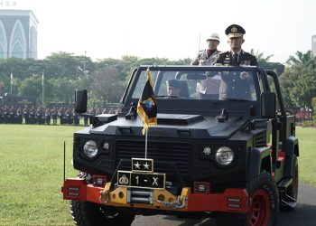 Kapolda Jawa Timur Irjen Pol Imam Sugianto saat cek kesiapan pasukan pada peringatan HUT ke-78 Bhayangkara di lapangan upacara Polda Jatim, Senin (1/7). Dok: LINES.