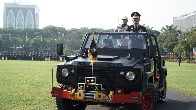 Kapolda Jawa Timur Irjen Pol Imam Sugianto saat cek kesiapan pasukan pada peringatan HUT ke-78 Bhayangkara di lapangan upacara Polda Jatim, Senin (1/7). Dok: LINES.
