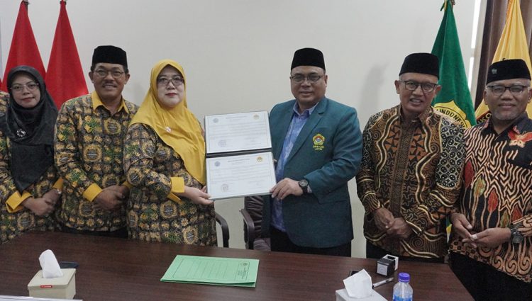 DPW LDII Jawa Timur jalin kerjasama STIEKN Jayanegara Tamansiswa terkait program Rekognisi Pembelajaran Lampau (RPL). Penandatangan Nota Kesepahaman tersebut ditandatangani di Kantor DPW LDII Jawa Timur, Senin (1/7). Dok: LINES.