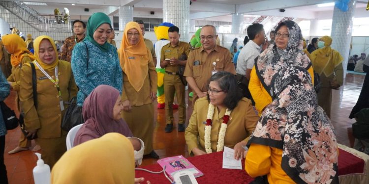 PJ Wali Kota Kediri, Zanariah, membuka sekaligus meninjau peluncuran Posyandu “Center of Excellent” (COE) pada Senin (15/7), di Ponpes Wali Barokah. Dok: Lines.