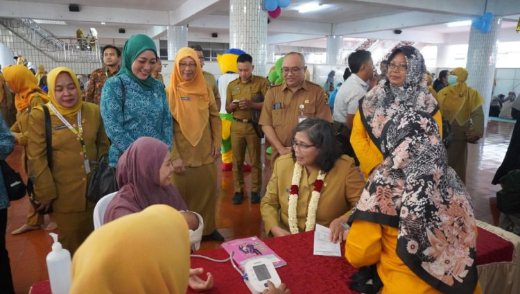 PJ Wali Kota Kediri, Zanariah, membuka sekaligus meninjau peluncuran Posyandu “Center of Excellent” (COE) pada Senin (15/7), di Ponpes Wali Barokah. Dok: Lines.