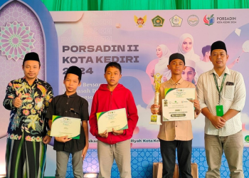 Santri Madrasah Diniyyah (Madin) Wali Barokah M. Safa Zidna Ilma Al Mahzumi meraih juara 1 Lomba Lari Cepat 100 m kategori putra pada Pekan Olahraga dan Seni Antar Diniyah (Porsadin) II Kota Kediri. Dok: LINES.