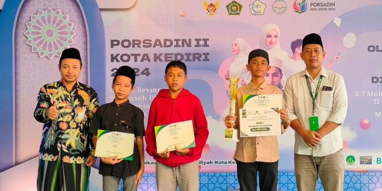 Santri Madrasah Diniyyah (Madin) Wali Barokah M. Safa Zidna Ilma Al Mahzumi meraih juara 1 Lomba Lari Cepat 100 m kategori putra pada Pekan Olahraga dan Seni Antar Diniyah (Porsadin) II Kota Kediri. Dok: LINES.