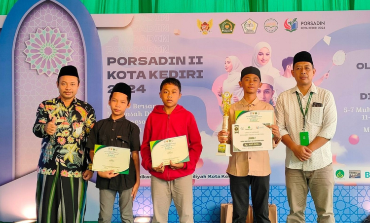 Santri Madrasah Diniyyah (Madin) Wali Barokah M. Safa Zidna Ilma Al Mahzumi meraih juara 1 Lomba Lari Cepat 100 m kategori putra pada Pekan Olahraga dan Seni Antar Diniyah (Porsadin) II Kota Kediri. Dok: LINES.