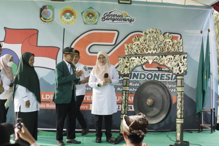 Bupati Banyuwangi Ipuk Fiestiandani Azwar Anas membuka Perkemahan Akhir Tahun Ajaran Cinta Alam Indonesia (Permata CAI) ke-45 di Bumi Perkemahan Wisata Waduk Sidodadi, Glenmore, Rabu (10/7). Dok: LINES.