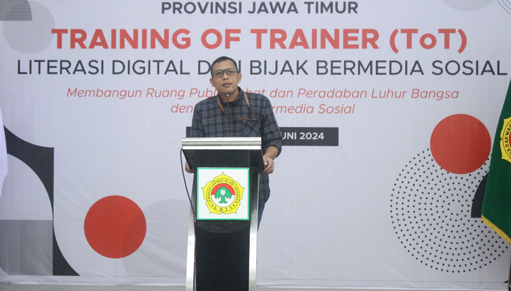 Ketua Biro Komunikasi, Informasi dan Media (KIM) DPW LDII Jawa Timur, Ludhy Cahyana, sampaikan media sosial menyebabkan berkurangnya kemampuan menyaring informasi (self censorship) pada generasi muda, Sabtu (29/6). Dok: LINES.