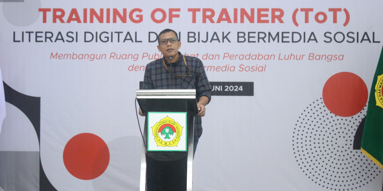 Ketua Biro Komunikasi, Informasi dan Media (KIM) DPW LDII Jawa Timur, Ludhy Cahyana, sampaikan media sosial menyebabkan berkurangnya kemampuan menyaring informasi (self censorship) pada generasi muda, Sabtu (29/6). Dok: LINES.