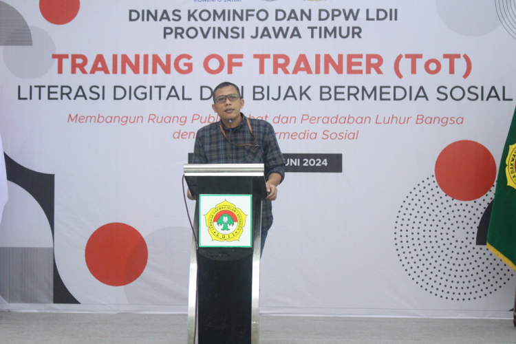 Ketua Biro Komunikasi, Informasi dan Media (KIM) DPW LDII Jawa Timur, Ludhy Cahyana, sampaikan media sosial menyebabkan berkurangnya kemampuan menyaring informasi (self censorship) pada generasi muda, Sabtu (29/6). Dok: LINES.