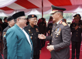 Ketua DPW LDII Jawa Timur KH Moch Amrodji Konawi (kiri) berbincang dengan Kapolda Jawa Timur Irjen Pol Imam Sugianto, usai mengikuti upacara peringatan HUT ke-78 Bhayangkara di lapangan upacara Polda Jatim, Senin (1/7). Dok: LINES.