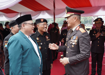 Ketua DPW LDII Jawa Timur KH Moch Amrodji Konawi (kiri) berbincang dengan Kapolda Jawa Timur Irjen Pol Imam Sugianto, usai mengikuti upacara peringatan HUT ke-78 Bhayangkara di lapangan upacara Polda Jatim, Senin (1/7). Dok: LINES.