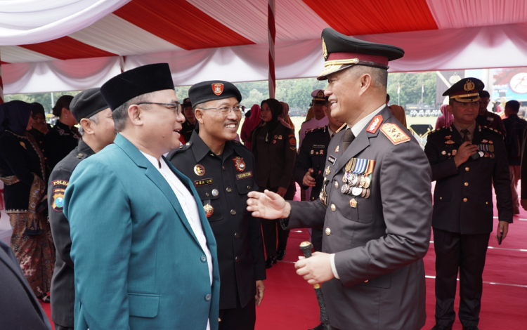 Ketua DPW LDII Jawa Timur KH Moch Amrodji Konawi (kiri) berbincang dengan Kapolda Jawa Timur Irjen Pol Imam Sugianto, usai mengikuti upacara peringatan HUT ke-78 Bhayangkara di lapangan upacara Polda Jatim, Senin (1/7). Dok: LINES.