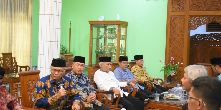 KPU Kota Kediri beraudiensi dengan Ponpes Wali Barokah Kediri membahas persiapan Pilkada yang akan berlangsung pada November 2024, pada Selasa (9/7). Dok: LINES.