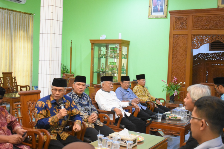 KPU Kota Kediri beraudiensi dengan Ponpes Wali Barokah Kediri membahas persiapan Pilkada yang akan berlangsung pada November 2024, pada Selasa (9/7). Dok: LINES.