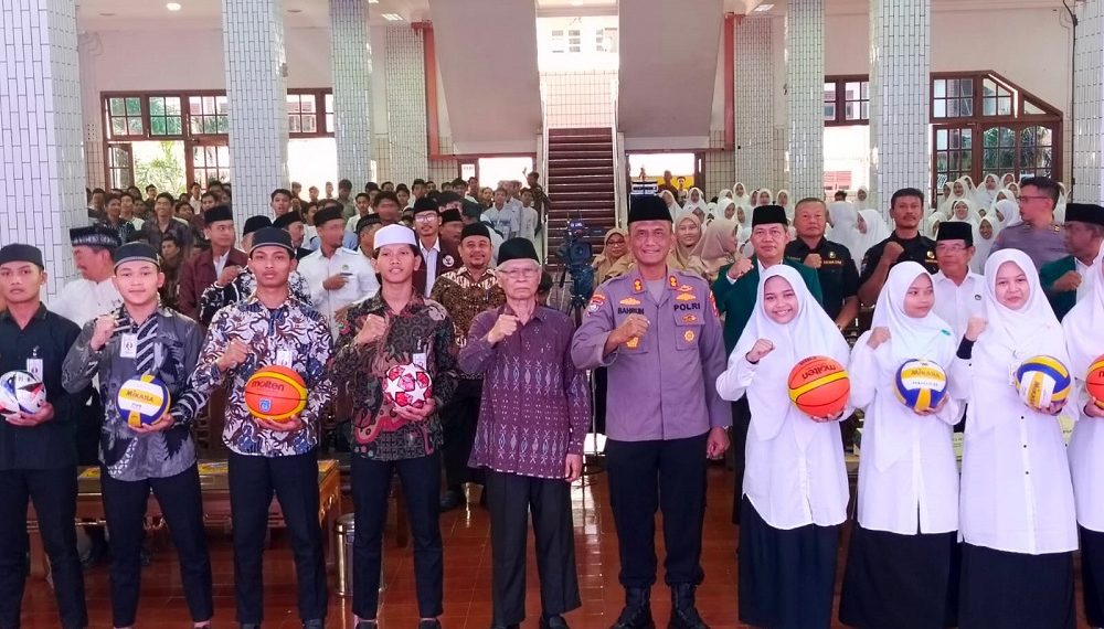 Kasubdit Ditbinmas Polda Jawa Timur AKBP Bahrun Nasikin memberikan pembekalan wawasan kebangsaan kepada ratusan santri Pondok Pesantren Wali Barokah, Kediri, Selasa (23/7). Dok: LINES.