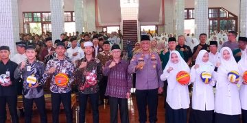 Kasubdit Ditbinmas Polda Jawa Timur AKBP Bahrun Nasikin memberikan pembekalan wawasan kebangsaan kepada ratusan santri Pondok Pesantren Wali Barokah, Kediri, Selasa (23/7). Dok: LINES.