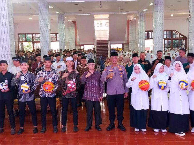 Kasubdit Ditbinmas Polda Jawa Timur AKBP Bahrun Nasikin memberikan pembekalan wawasan kebangsaan kepada ratusan santri Pondok Pesantren Wali Barokah, Kediri, Selasa (23/7). Dok: LINES.